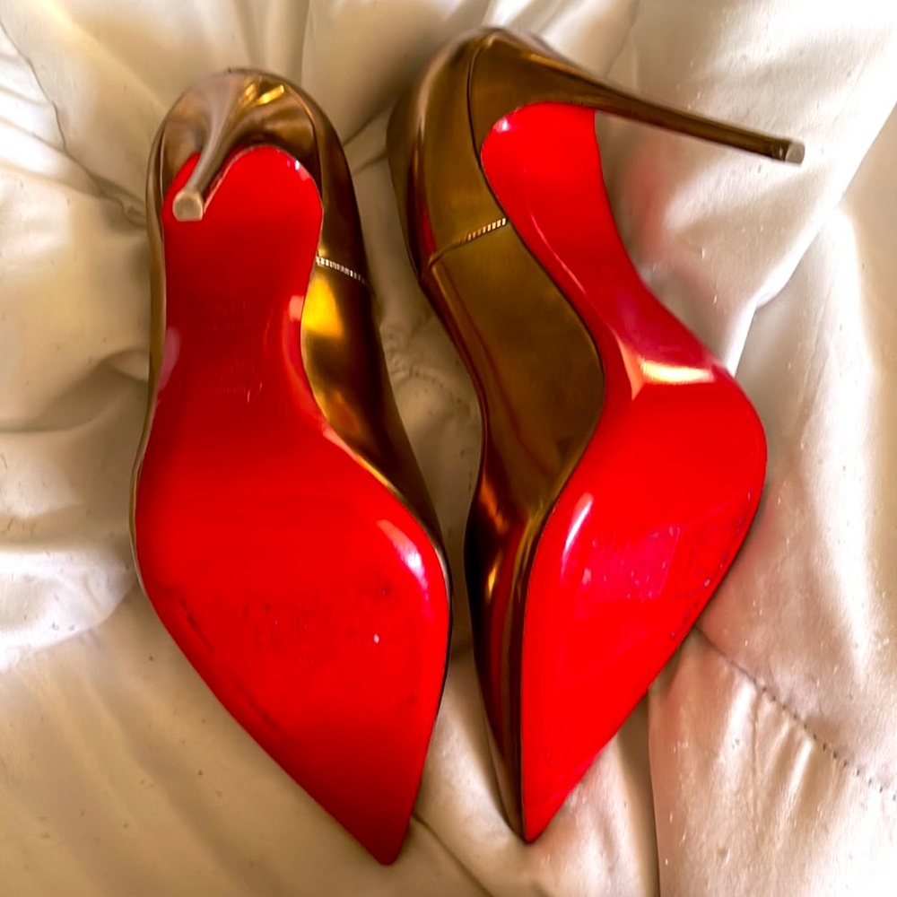 Barely worn two times. Minimal scuffs. Authentic gold Louboutin size 38.5.